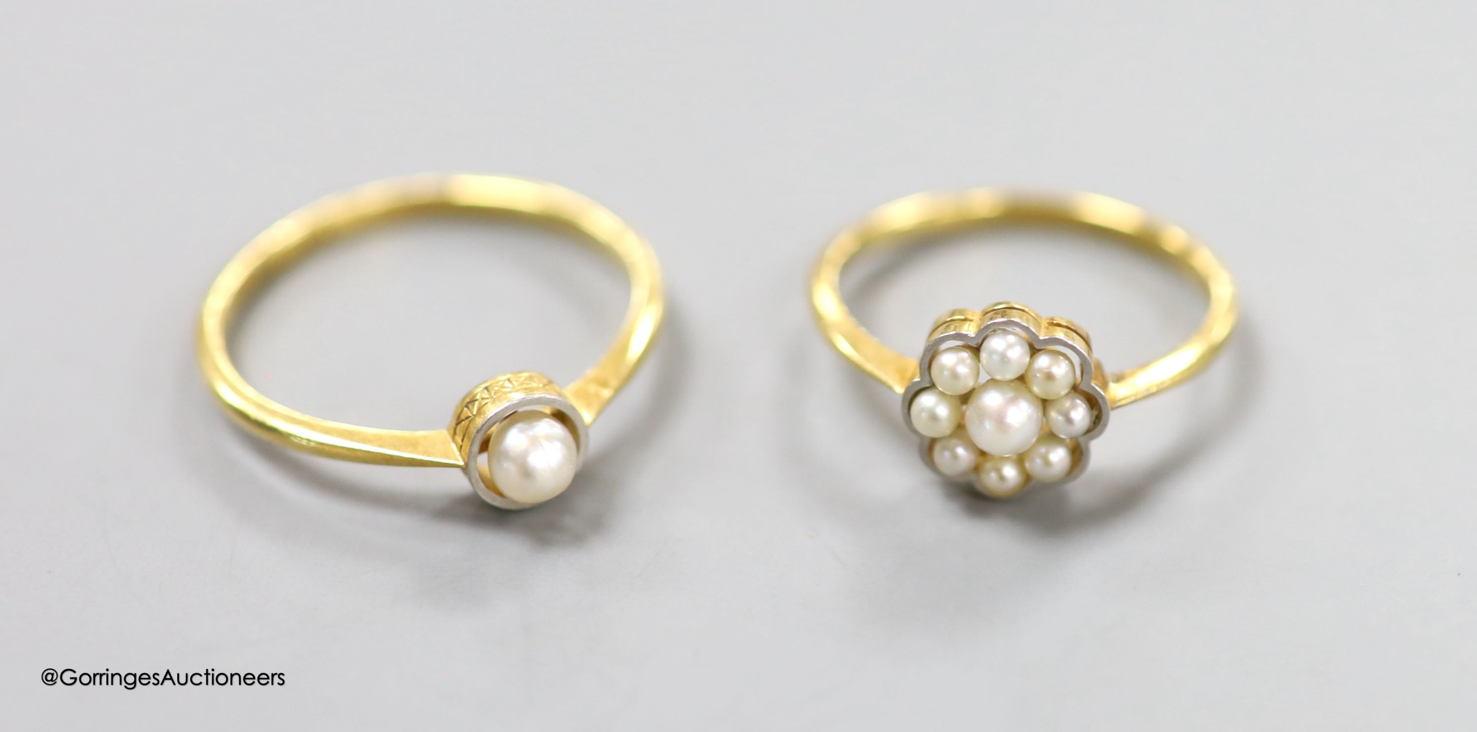 Two 18ct and cultured pearl set rings (single stone and cluster), sizes S & O, gross weight 5 grams.